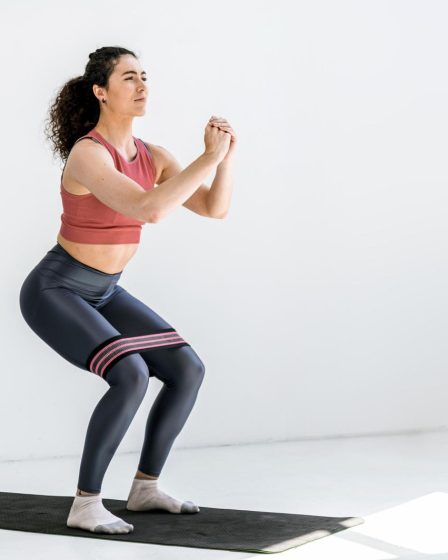 Esercizi glutei con elastico